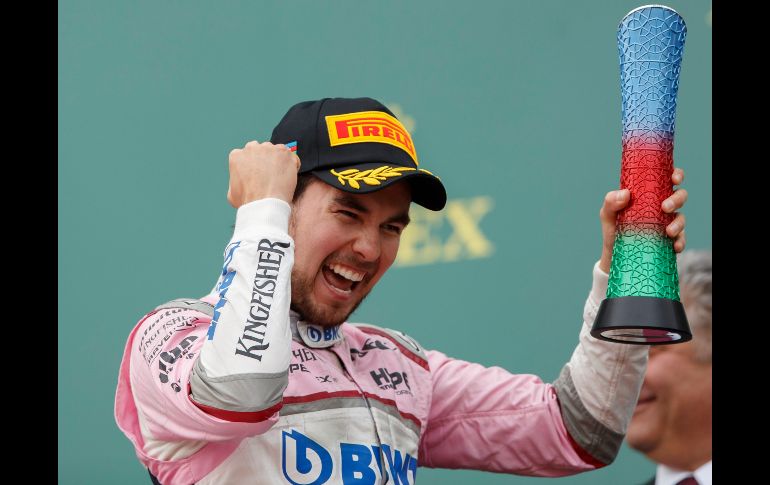 El piloto mexicano Sergio Pérez, de Force India, celebra tras conseguir el tercer lugar en el Gran Premio de Fórmual 1 de Azerbaiyán, disputado de este domingo en Baku. EFE/EPA/V. Xhemaj