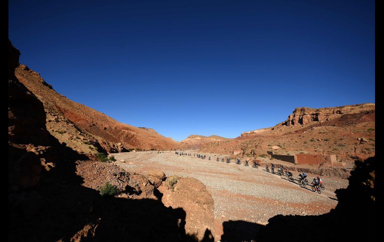 Competidores participan en la primera etapa de la carrera de ciclismo de montaña 