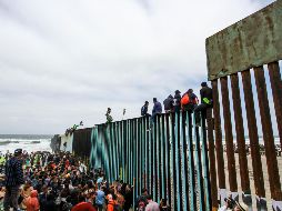 La caravana compuesta aproximadamente por 400 migrantes en su mayoría de Honduras, El Salvador y Guatemala aguardan su ingreso a la garita de San Ysidro donde deberán esperar a que se procesen los casos. EFE/ J. Terriquez