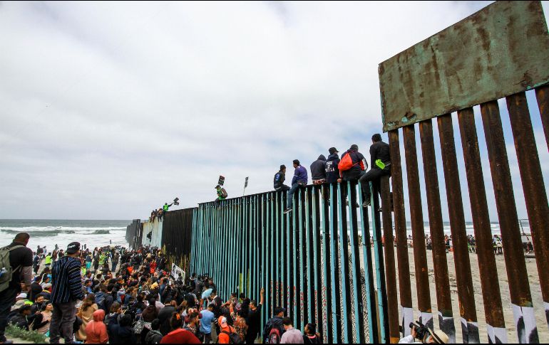 La caravana compuesta aproximadamente por 400 migrantes en su mayoría de Honduras, El Salvador y Guatemala aguardan su ingreso a la garita de San Ysidro donde deberán esperar a que se procesen los casos. EFE/ J. Terriquez