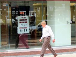 Los elementos policíacos aseguraron una réplica de arma de fuego y una cartera con tarjetas bancarias al momento de la detención. SUN/ ARCHIVO