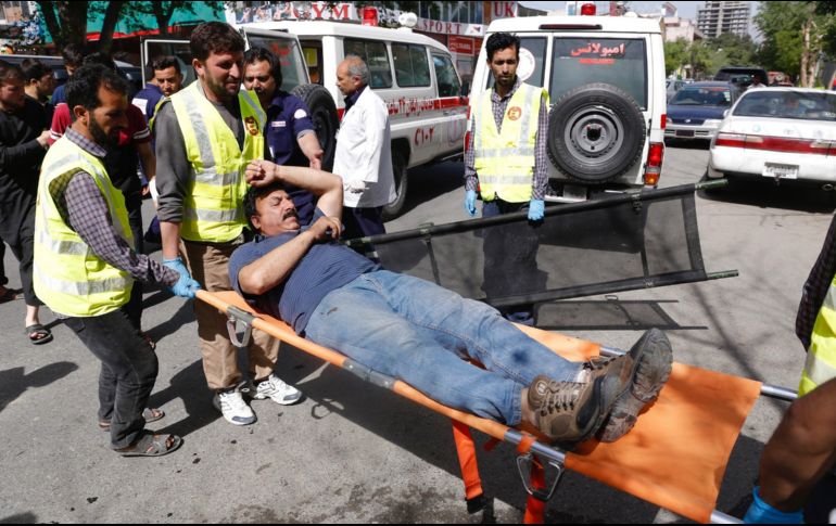 Un herido es trasladado a un hospital cercano luego de los atentados. EFE/H. Amid