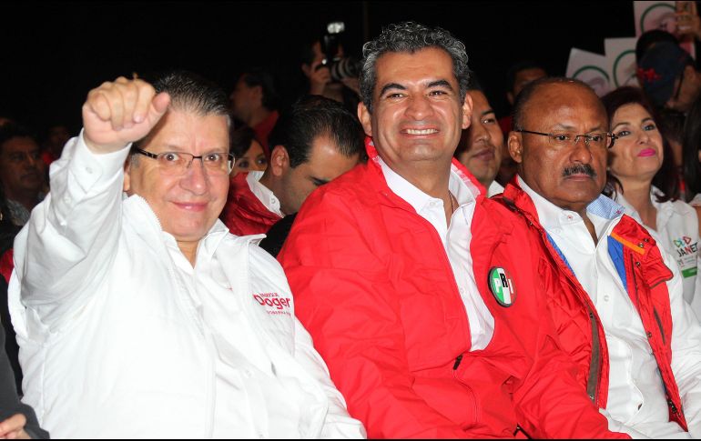El candidato del PRI a la gubernatura de Puebla, Enrique Doger Guerrero, acompañado del dirigente nacional del partido, Enrique Ochoa Reza. SUN/O. Contreras