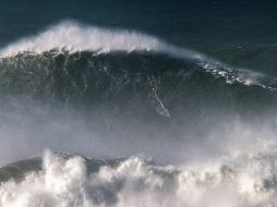 Koxa montó la ola del récord en Naraze, Portugal, el 8 de noviembre del año pasado. AP/P. Cruz
