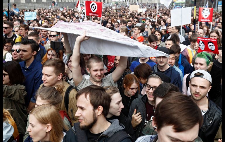 Manifestantes sostienen un avión de papel que simula el logo de servicio de mensajería por Internet Telegram. EFE/S. Ilnitsky