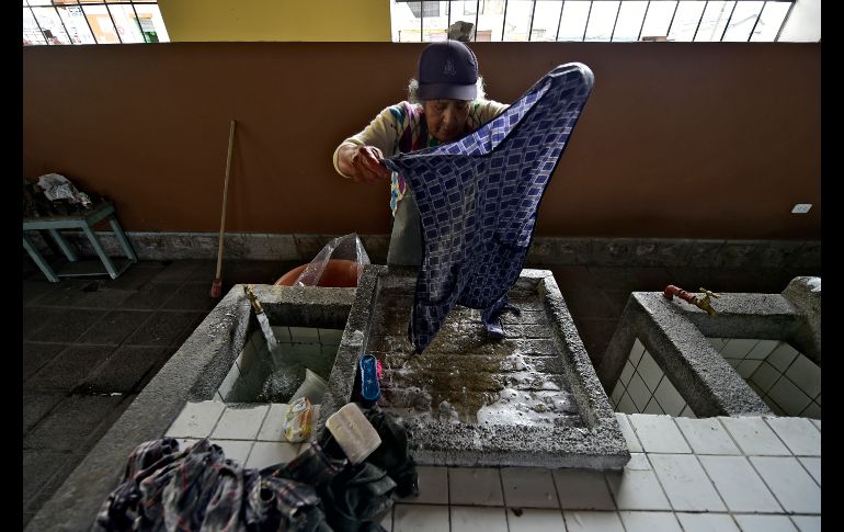 A sus 74 años, Delia Veloz es una de las últimas mujeres dedicadas a lavar a mano ropa ajena en Quito, Ecuador. Si le va bien, en un mes gana 130 dólares, menos de la mitad de los 386 dólares del salario mínimo mensual. AFP/R. Buendía