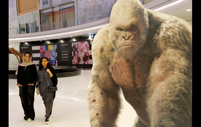 Personas asisten a la inauguración del primer cine VOX en Riad, Arabia Saudí. 