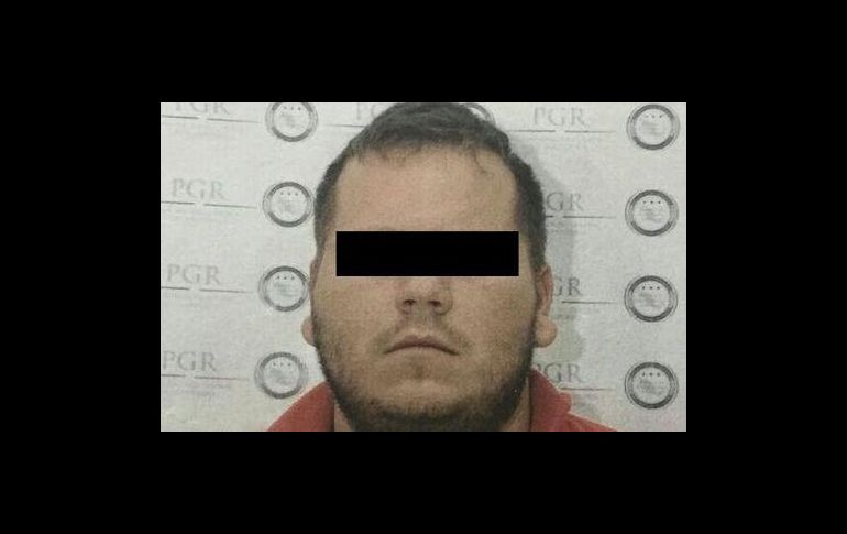 Al momento de su detención los policías estatales les aseguraron un arma de fuego así como drogas. ESPECIAL