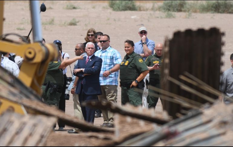 Mike Pence, vicepresidente de EU, supervisa trabajos de reposición en la frontera entre México y EU. EFE / J. Barak