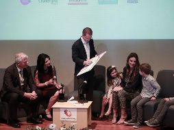 Anaya Cortés firmó el Pacto Mxporlaniñez, impulsado por diversas organizaciones de la sociedad civil. SUN/A. Leyva