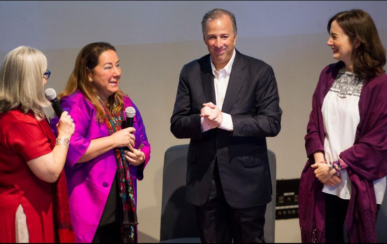 El candidato del PRI, PVEM Y Panal suscribe nueve compromisos por derechos de niños y adolescentes. NOTIMEX/J. Pazos