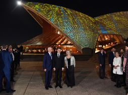 El presidente francés Emmanuel Macron (c) posa con el primer ministro de Australia, Malcolm Turnbull (i), y su esposa, Lucy, en la Casa de la Ópera de Sídney. AP/M. Tsikas