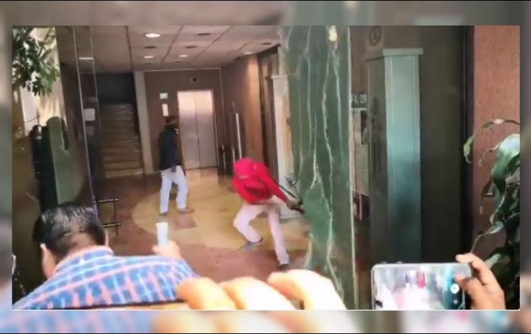 Los inconformes tiraron el portón metálico de entrada al órgano legislativo para destruir inmobiliario de oficina, como computadoras, sillones y escritorios. TWITTER / @ataxop