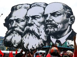 Miembros del partido socialista en Sri Lanka sostienen imágenes de Marx, Engels y Lenin. EFE / M. Kumara