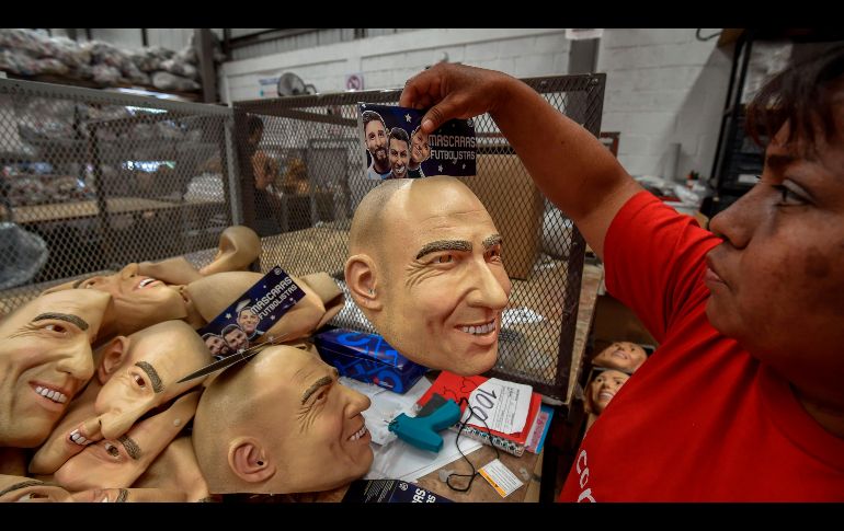 Una mujer empaca las de Zinedine Zidane.  AFP/A. Estrella