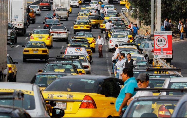 Los taxistas tomaron dos carriles. EL INFORMADOR / G. Gallo