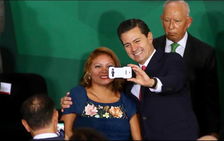 A quienes le preguntaron cuándo será México campeón del mundo en futbol, Peña respondió que en 2018. SUN / L. Godínez