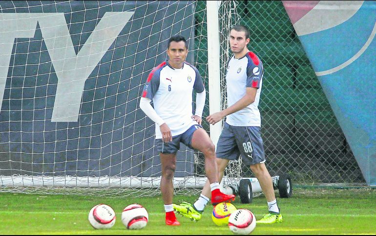 Edwin Hernández (#6) se convirtió en pieza fundamental de Chivas este torneo. EL INFORMADOR/A. Camacho