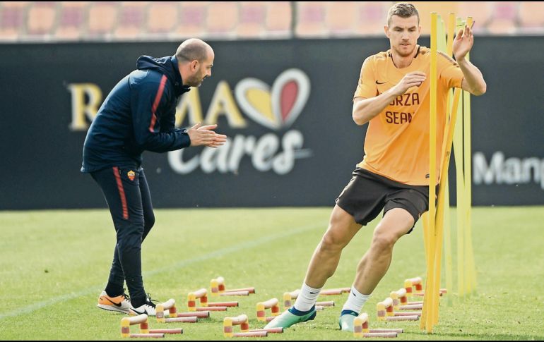 Solidaridad. Durante el entrenamiento, Edin Dzeko, al igual que sus compañeros de la Roma, portó una playera en apoyo al aficionado del Liverpool, Sean Cox (herido en la ida). AFP