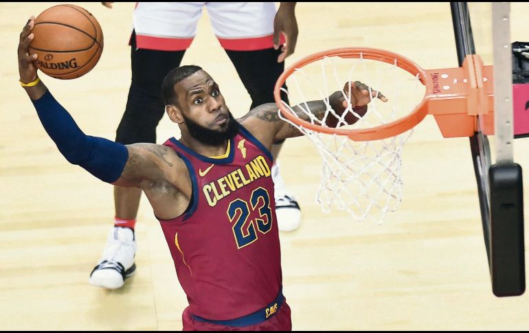 Su majestad. LeBron James colaboró con 26 puntos en la victoria de los Cavaliers. AFP