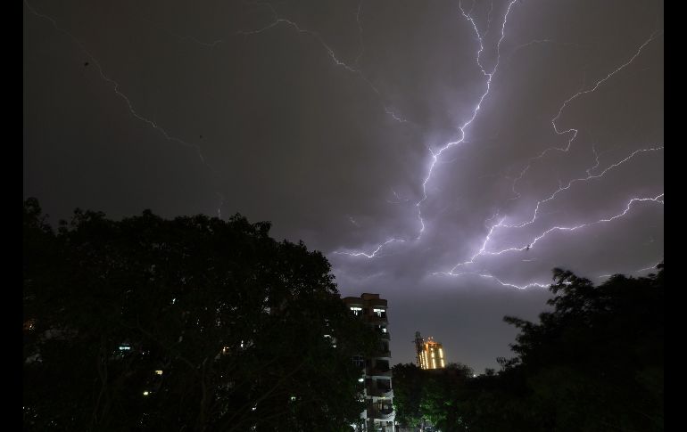 Un rayo se ve sobre departamentos en las afueras de Nueva Delhi, India. AFP/P. Singh