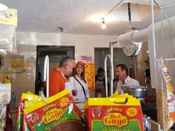 Acompañado de Fabiola Loya, regidora con licencia y candidata federal por el Distrito 6, Lemus recibió apoyo de distintos ciudadanos y también peticiones por parte de los mismos. EL INFORMADOR/ I. Martínez