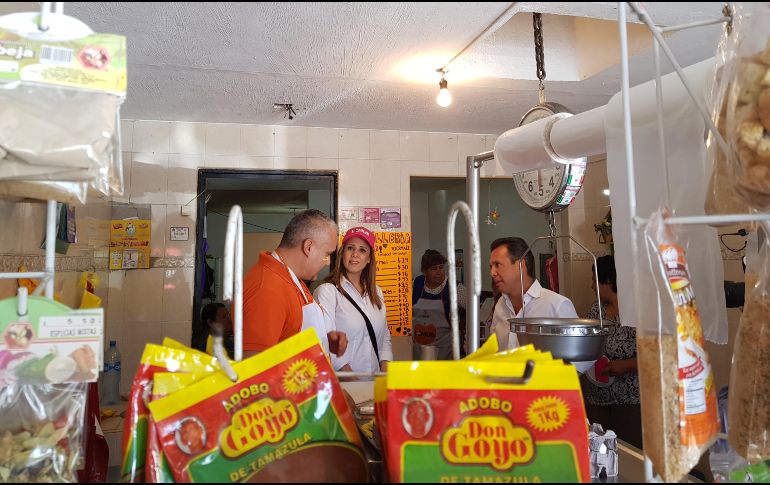 Acompañado de Fabiola Loya, regidora con licencia y candidata federal por el Distrito 6, Lemus recibió apoyo de distintos ciudadanos y también peticiones por parte de los mismos. EL INFORMADOR/ I. Martínez