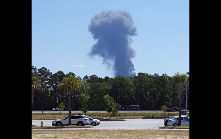 Una nube de humo se elevó tras el accidente. AP/M. Phan