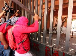 Este martes, profesores de la Ceteg derribaron la puerta del Congreso del estado e hicieron destrozos en la biblioteca y el salón de sesiones. SUN / A. Delgado