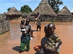 Advierten que las inundaciones pueden desencadenar o empeorar brotes de enfermedades como la malaria y el cólera. AFP/A. Kasuku