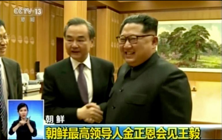 Wang Yi, ministro chino de Relaciones Exteriores, es el primer canciller de China que visita Corea del Norte en 11 años. AP / CCTV