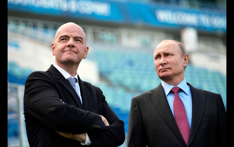 El presidente ruso Vladimir Putin (d) y el presidente de la FIFA, Gianni Infantino, visitan el estadio Fisht en  Slovyansk, previo al arranque del Mundial de Rusia 2018. AP/Sputkin/A. Nikolsky
