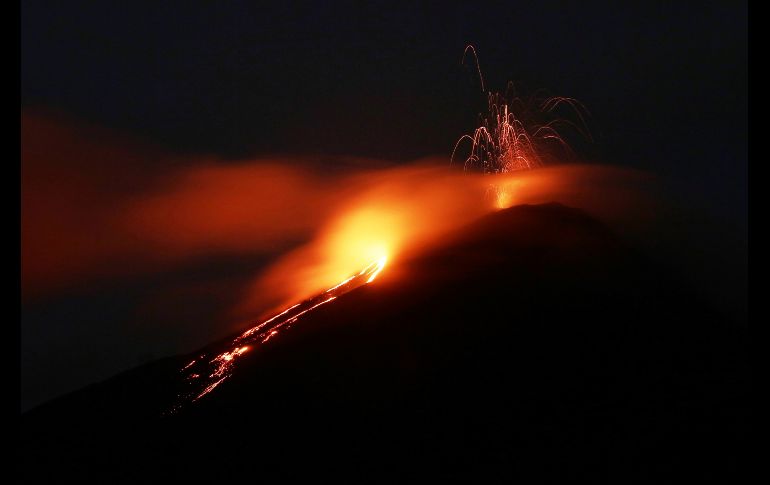 El volcán de Pacaya, uno de los más activos que hay en Guatemala y que ha aumentado su actividad en los últimos días, presenta un flujo de lava de unos 500 metros de largo. EFE/E. Biba