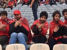 Las aficionadas refirieron que el público en el estadio las felicitó por su valentía. ESPECIAL/INTERNET