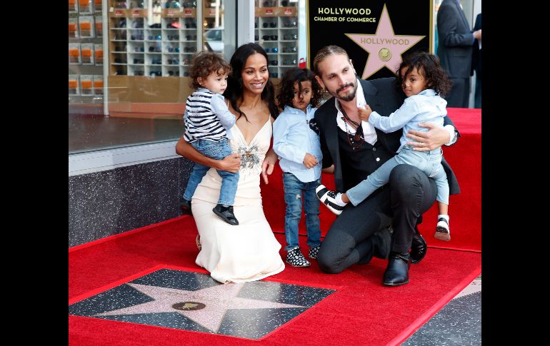 Zoe Saldaña recibe su estrella en el Paseo de la Fama