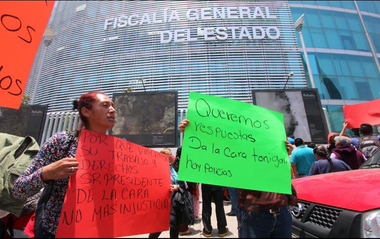 Los familiares portaban cartulinas de colores, en las que exigieron la liberación de los uniformados que fueron despedidos bajo el argumento de no tener acreditadas su pruebas de control y confianza. SUN / ESPECIAL