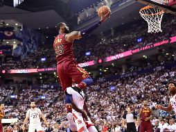 LeBron James colaboró con 43 puntos a la victoria de los Cavaliers sobre los Raptors. AP/F. Gunn
