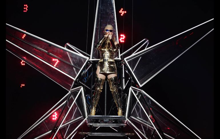 A las 22:00 horas el ojo se abrió y de la pupila salió una gran cantidad de humo que al difuminarse dejó ver una estrella luminosa gigante. SUN / Luis Cortés