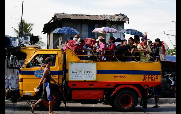 Simpatizantes de un candidato local participan en un acto de campaña en Ciudad Quezon, Filipinas. Las elecciones locales se celebrarán el próximo 14 de mayo. EFE/ M. Cristino