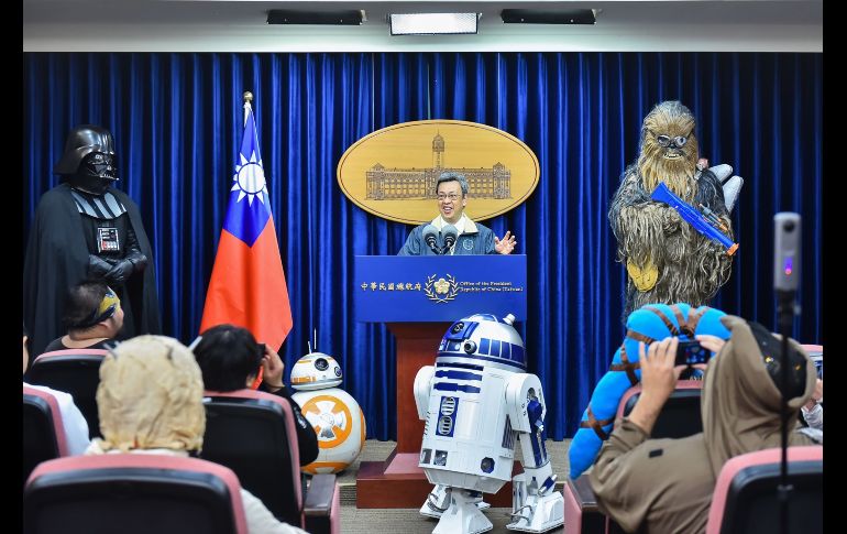 El vicepresidente de Taiwán, Chen Chien-jen (c) se reúne con fans disfrazados en una celebración de la fecha en la oficina presidencial en Taipei. AFP/Oficina Presidencial de Taiwán