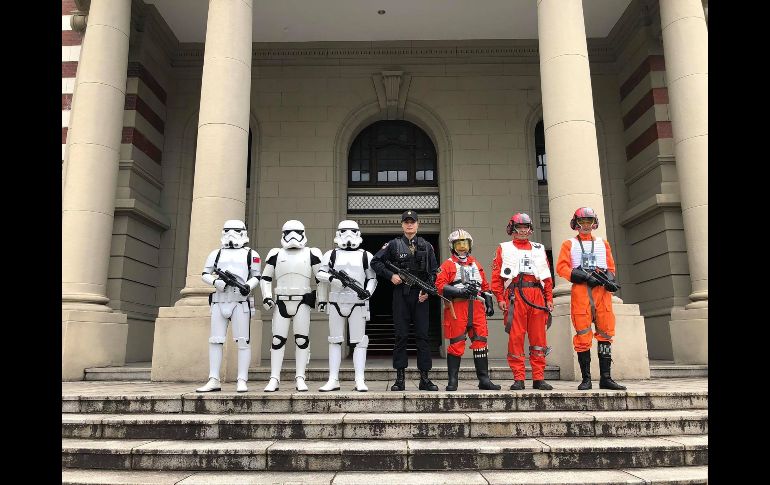Jóvenes posan para fotos en la oficina presidencial de Tapei. AFP/Oficina Presidencial de Taiwán