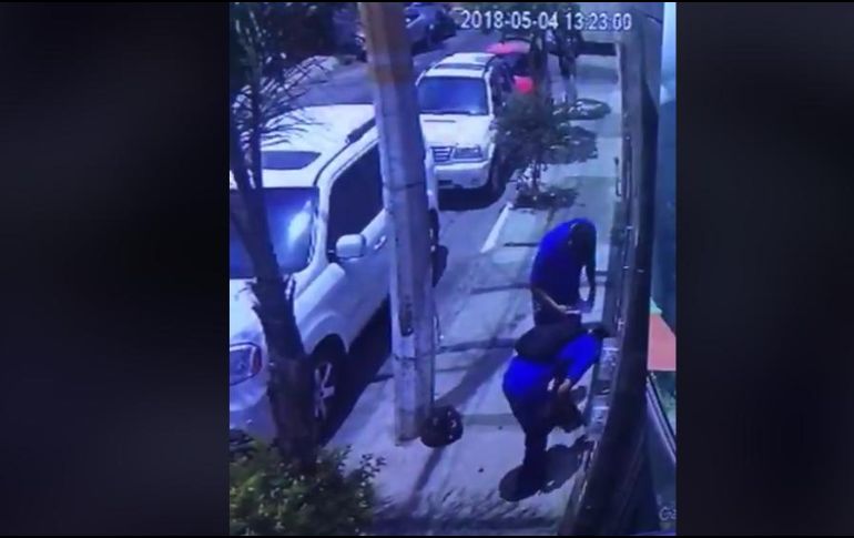 Individuos que pretenden trabajar para el SIAPA realizando cobros ilegítimos. FACEBOOK / @siapagdl