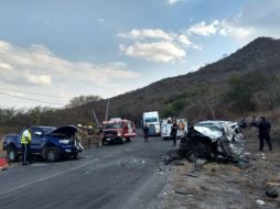 El lugar fue cerrado a la vialidad para realizar las acciones correspondientes, así como la liberación de la carretera. ESPECIAL/ Protección Civil Jalisco