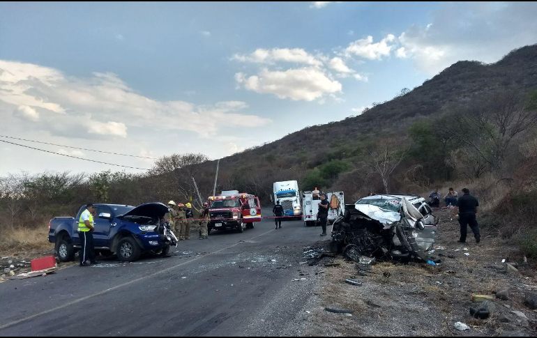 El lugar fue cerrado a la vialidad para realizar las acciones correspondientes, así como la liberación de la carretera. ESPECIAL/ Protección Civil Jalisco