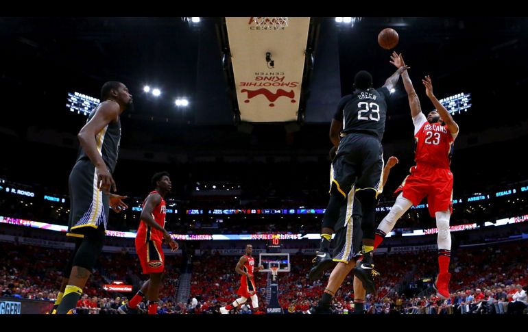 Anthony Davis dispara sobre la marca de Draymond Green. El estelar de los Pelicans terminó la noche con 33 puntos. AFP/S. Gardner