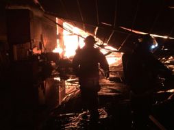 Personal de seguridad no precisa cuáles pudieron ser las causas que provocaron el incendio. ESPECIAL/ Bomberos de Guadalajara