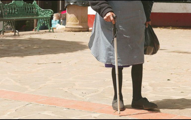 La hinchazón de las piernas producida por la retención de líquidos en los tejidos de las extremidades inferiores se conoce como edema periférico. EL INFORMADOR / ARCHIVO