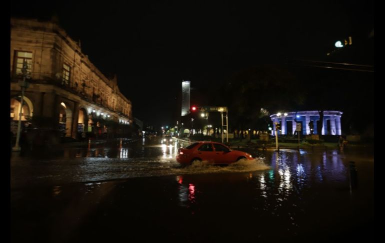 Las gotas comenzaron a caer alrededor de las 19:00 horas en la Perla Tapatía. EL INFORMADOR / F. Atilano