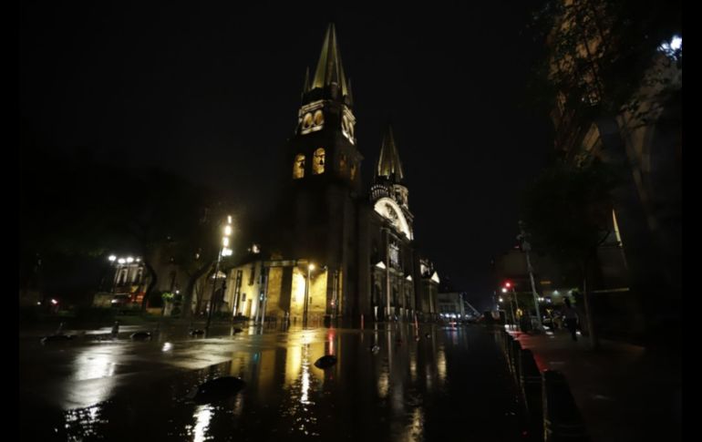 Las gotas comenzaron a caer alrededor de las 19:00 horas en la Perla Tapatía. EL INFORMADOR / F. Atilano