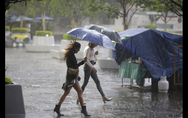 Las gotas comenzaron a caer alrededor de las 19:00 horas en la Perla Tapatía. EL INFORMADOR / F. Atilano